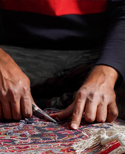 رفو گری قالی در قالیشویی شهرک راه آهن